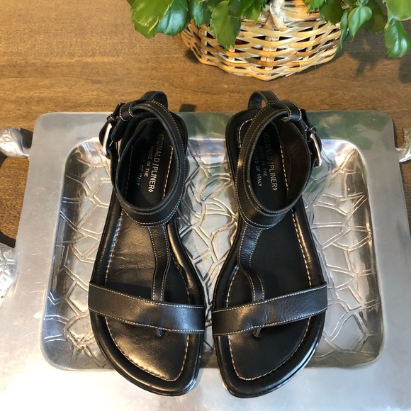 Donald J. Pliner Shoes - Donald J Pliner Black Leather “Geva” Sandal 8.5N